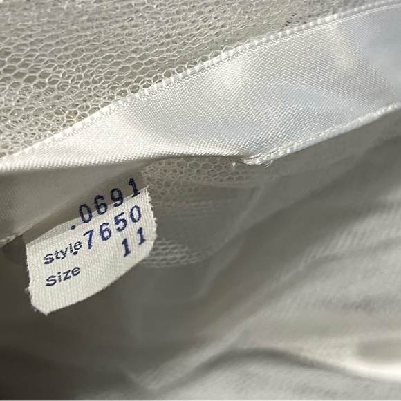 Vintage Lace Wedding Dress - Picture 9 of 10